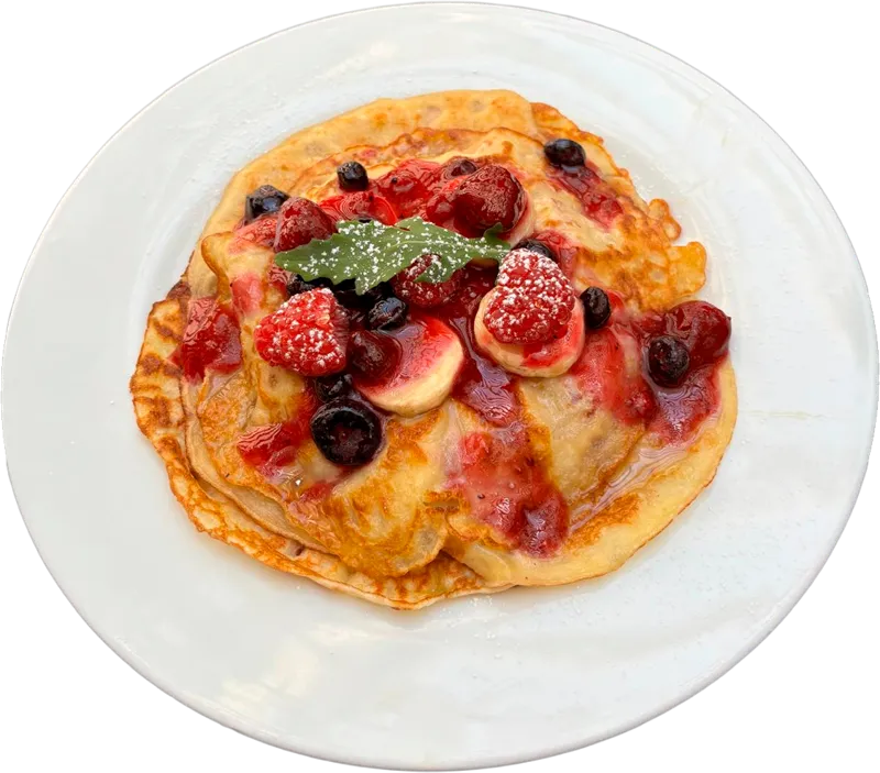Un plato de crepes con frutos rojos, recortado sobre fondo transparente