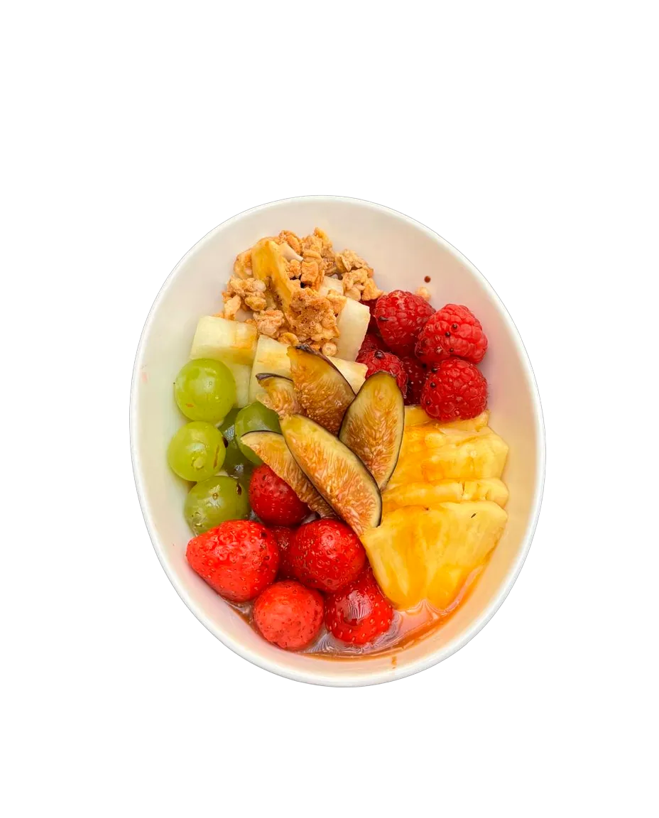 El bol de fruta, con buena luz, enderezado y recortado sobre fondo transparente, listo para la carta